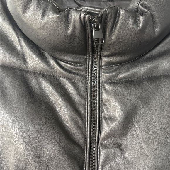 Faux Leather Puffer Vest size medium Bagatelle collection - Picture 4 of 8